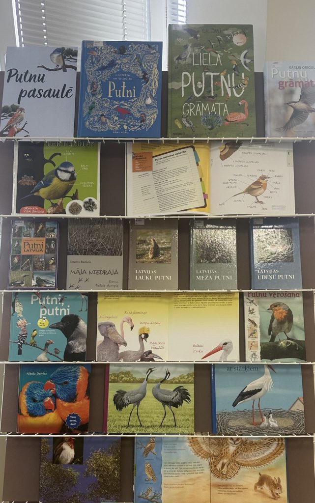 Grāmatu izstāde “Putnu pasaulē”. Uz plauktiem izkārtotas dažādas bērnu un izziņas grāmatas par putniem, kā arī ilustrācijas un informatīvi materiāli par putnu uzbūvi un sugām. Izstāde ir vizuāli bagāta un izglītojoša.