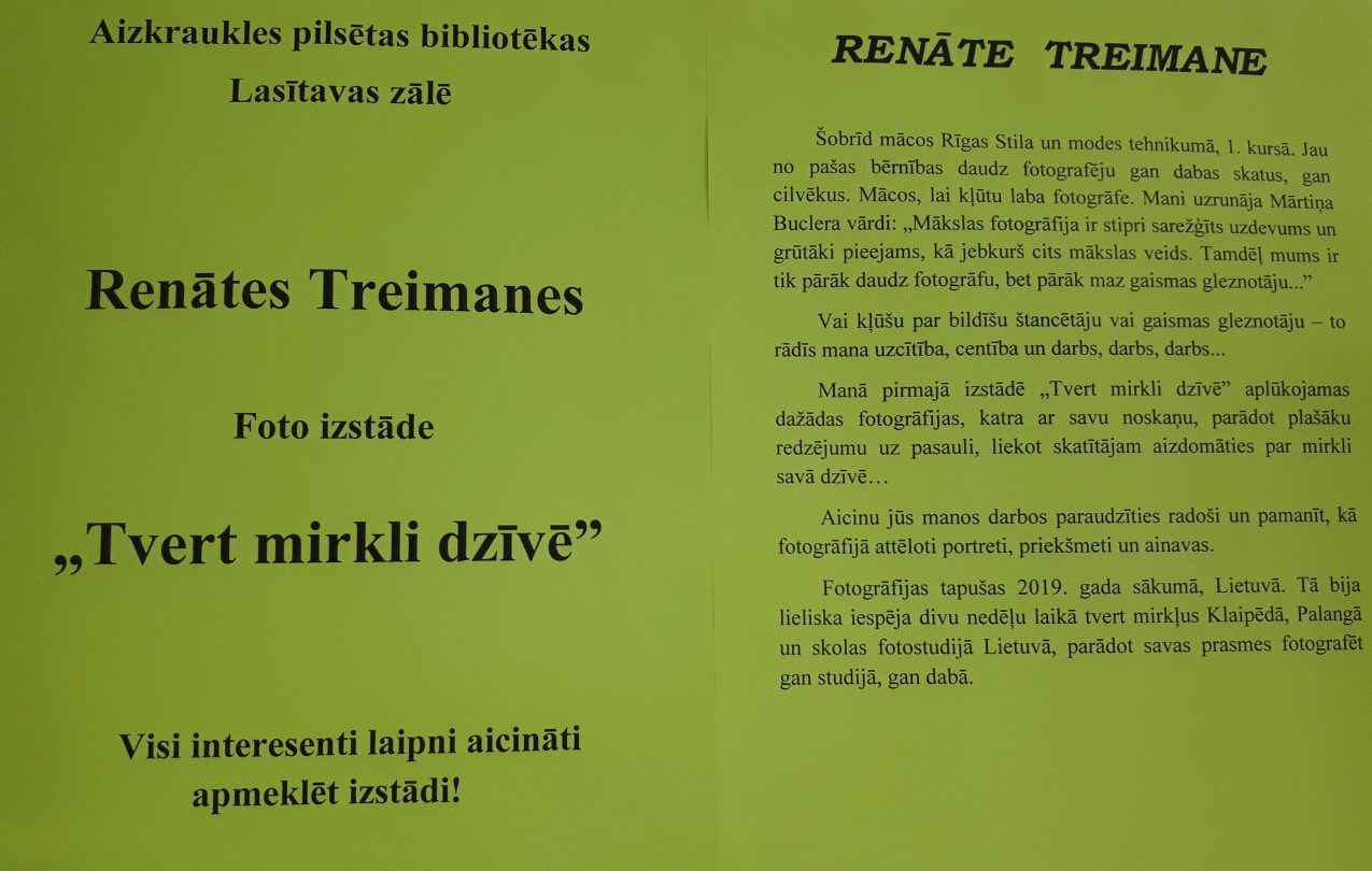 Krāsains attēls. Zaļā lapa, uz tās informācija par Renātes Treimanes foto izstādi "Tvert mirkli dzīvē"