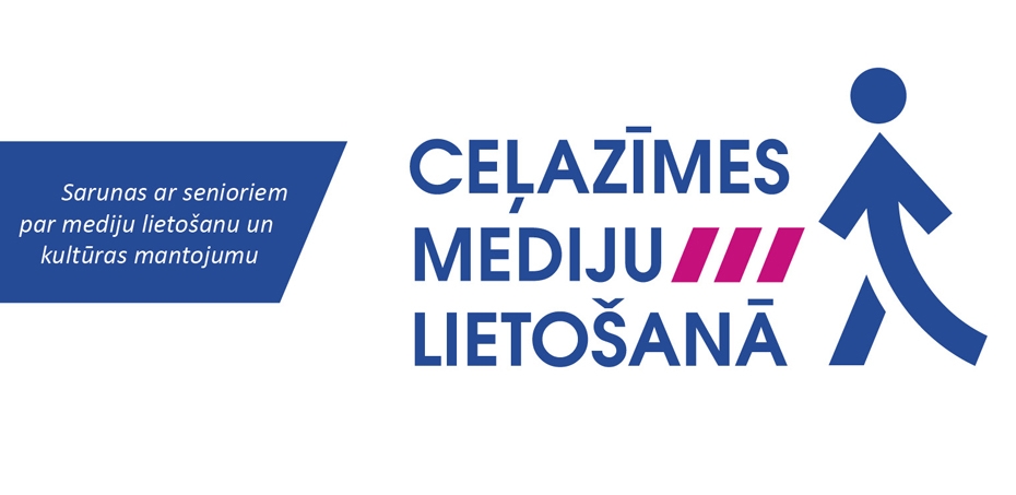 grafisks baneris ar tekstu un simboliem. Kreisajā pusē ir tumši zils taisnstūris ar baltu tekstu: “Sarunas ar senioriem par mediju lietošanu un kultūras mantojumu.” Labajā pusē uz balta fona ir zils teksts: “CEĻAZĪMES MEDIJU LIETOŠANĀ.” Teksta vidū ir trīs rozā līnijas, kas veido stabiņu rakstu. Papildus tam ir zils simbols, kas attēlo cilvēku, kurš iet pa labi.