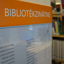 Slīpi nobildēts bibliotēkas plaukta nosaukums "Bibliotēkzinātne".