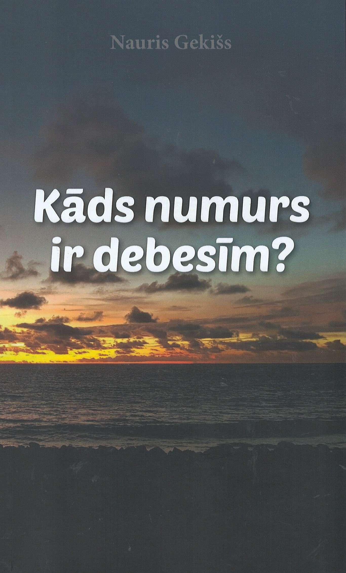 Grāmatas "Kāds numurs ir debesīm?" vāks. Tumšās debesis, tumšais krasts, saulriets. dzeltens.