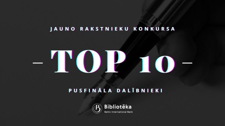 Posts, gandrīz melnais fons, tām cauri redzama roka ar spalvu tintes pildspalvu. Nosaukums "Jauno rakstnieku konkurss TOP10 pusfināla dalībnieki" baltiem burtiem pavirsi