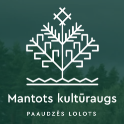 stilizēts koks ar simetriskām zarām un sniegpārslām vai zvaigznēm zaru galos, uz zaļgana fona. Zem koka ir teksts “Mantots kultūraugs” un mazākiem burtiem “Paaudzes lolots.”