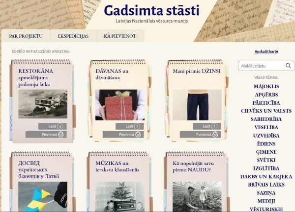 tīmekļa vietne ar nosaukumu "Gadsimta stāsti," kas ir Latvijas Nacionālā vēstures muzeja projekts. Attēlā redzamas dažādas sadaļas ar atteliem un nosaukumiem, piemēram, "RESTORĀNA apmeklējums padomju laikā," "DĀVANAS un dāvināšana," "Mani pirmie DŽINSI," "ДОСВІД українських біженців у Латвії," "MŪZIKAS un ierakstu klausīšanās" un "Kā nopelnījāt savu pirmo NAUDU?" Labajā pusē ir meklēšanas josla un tēmu saraksts