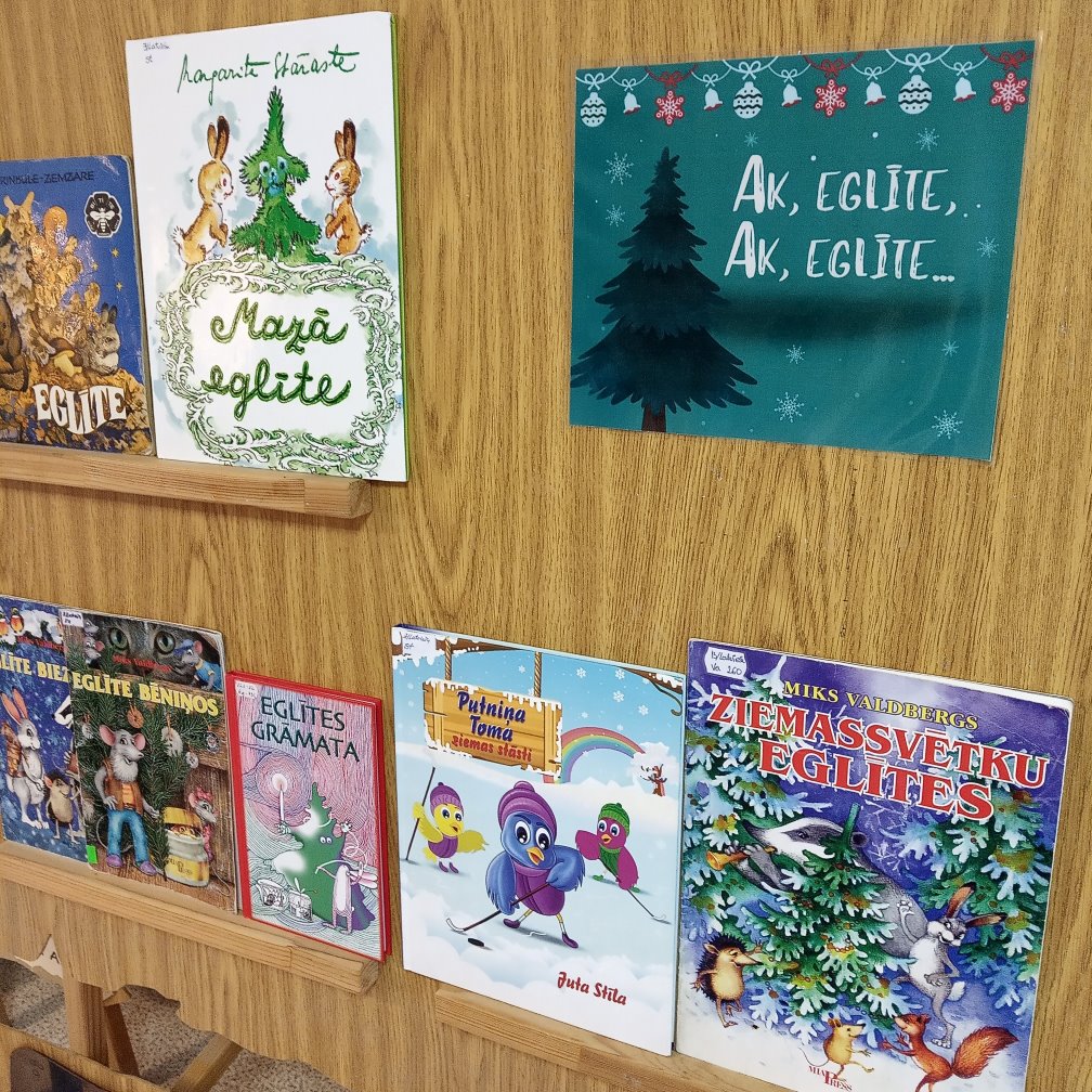 Bērnu grāmatu izstāde. dažādas grāmatas, kuriem uz vāka ziemassvētku tematika
