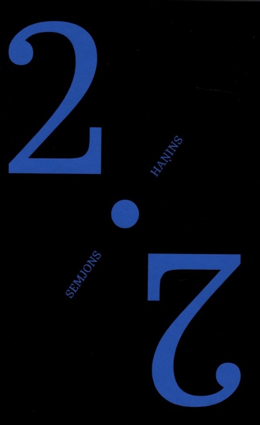 Grāmatas S.Haņins "Divas otrās" vāki. Melnais fons, viens cipars 2 zilā krāsa vienā stūri, otrs, apgrieztais, otrā.