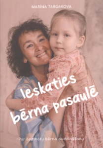 Grāmatas M.Targakova "Ieskaties bērna pasaulē!" vāki. Krāsains attēls, rozā toņos sieviete ar meiteni rokās