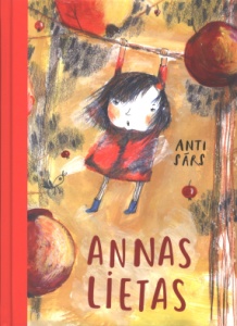 Grāmatas A.Sārs "Annas lietas" vāki. Krāsains zīmējums - meitene karājas zarā, pieķērusies ar rokām. Oranžos toņos