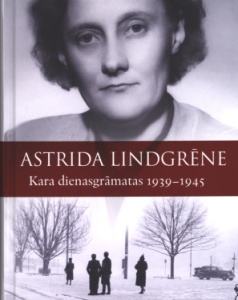 Grāmatas A.Lindgrēne "Kara dienasgrāmatas 1939-1945" vāki. Rakstnieces melnbalts fotoattēls un ziemas attēls ar cilvēkiem