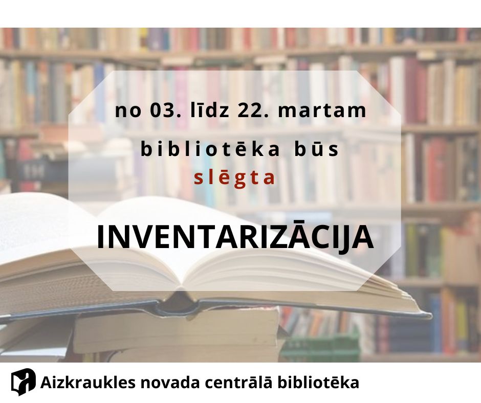 Plakāts ar paziņojumu ka bibliotēkā no 03-22 martam notiks inventarizācija. Fonā koka grāmatu plaukti pilni ar grāmatām. Priekšplānā -atvērta grāmata uz citu kaudzītes.