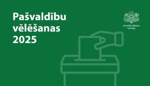 Uz zaļa fona baltiem burtiem "Pašvaldību vēlēšanas 2025". Augšējā labajā stūri Latvijas ģerbonis, zem tā "Centrālā vēlēšanu komisija". Pavīdu bāla grafika- roka, kura iemet kastes sprauga lapiņu.
