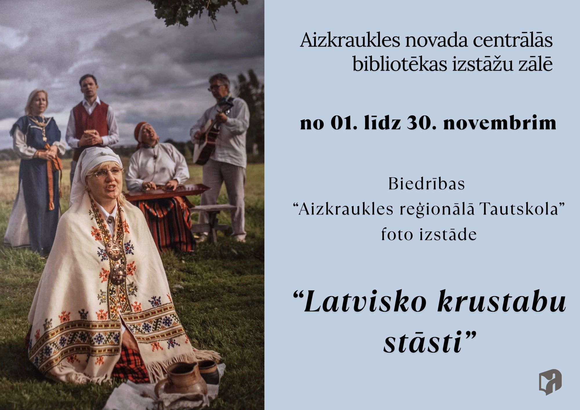 Afiša, kas informē par biedrības “Aizkraukles reģionālā Tautskola” fotoizstādi “Latvisko krustabu stāsti”, kas notiks Aizkraukles novada centrālās bibliotēkas izstāžu zālē no 1. līdz 30. novembrim. Afišā redzams foto ar cilvēkiem tautastērpos, kas piedalās tradicionālā latviešu rituālā brīvā dabā.