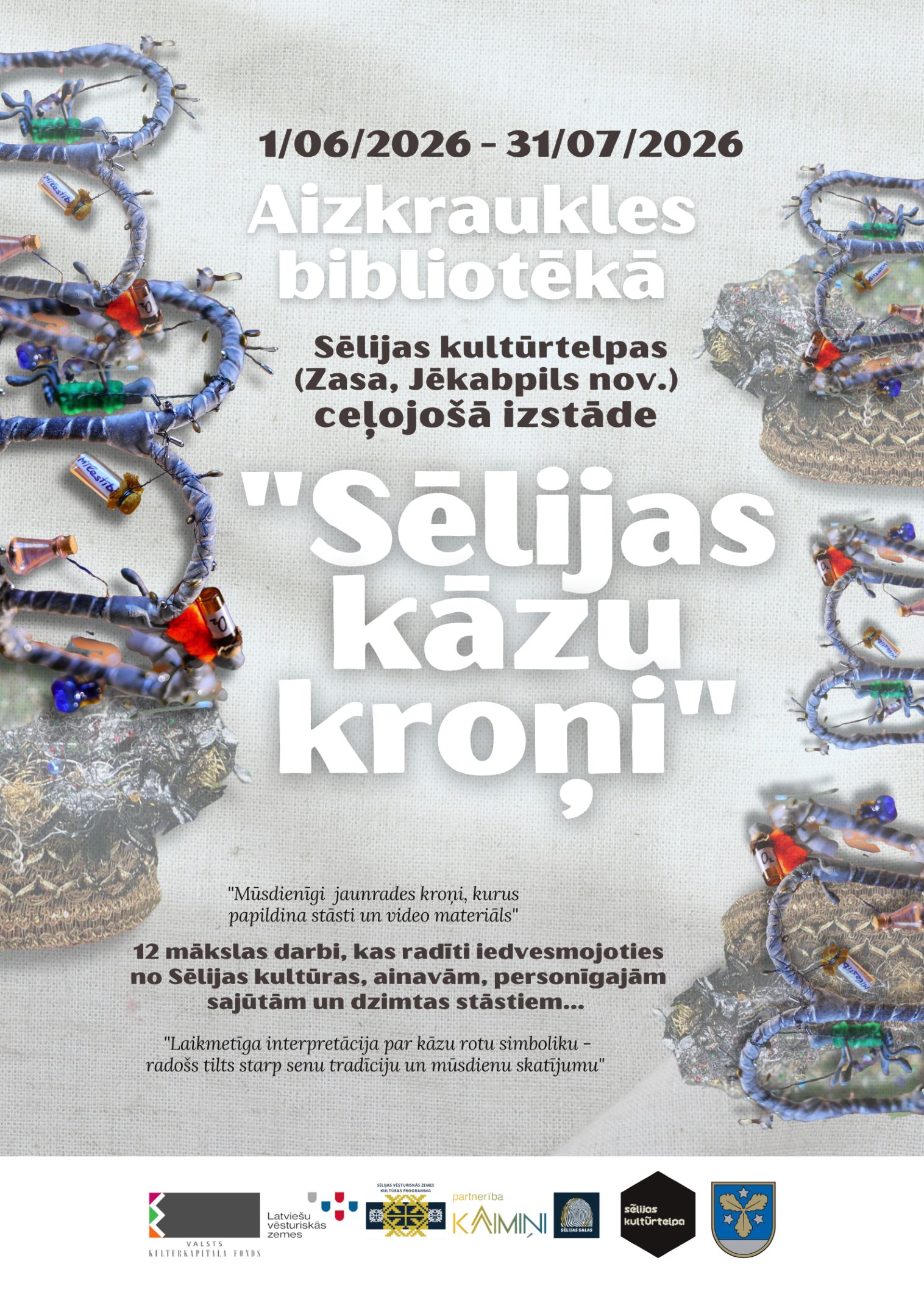 Informatīvs plakāts ceļojošai izstādei Aizkraukles bibliotēkā. Izstādes nosaukums: “Sēlijas kāzu kroņi”. Norises laiks: 01.06.2026–31.07.2026. Dizainā redzami mākslinieciski kroņi un jaukti materiāli uz neitrāla fona. Apakšā izvietoti sadarbības un atbalstītāju logo.