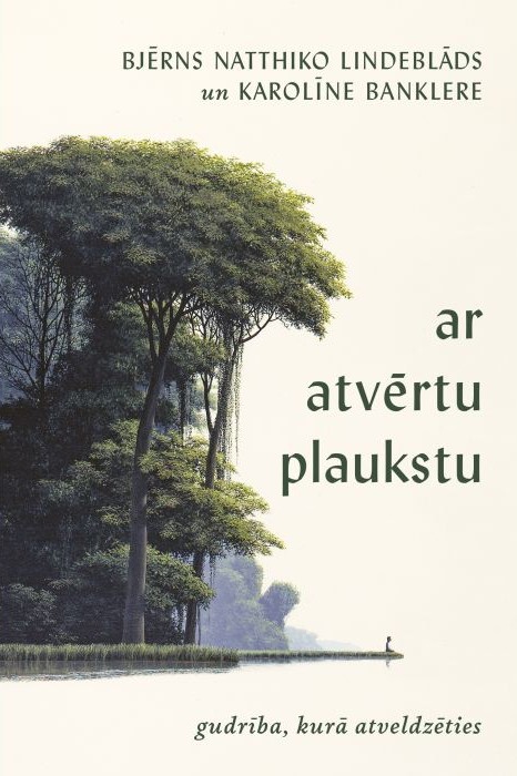 ar atvērtu plaukstu