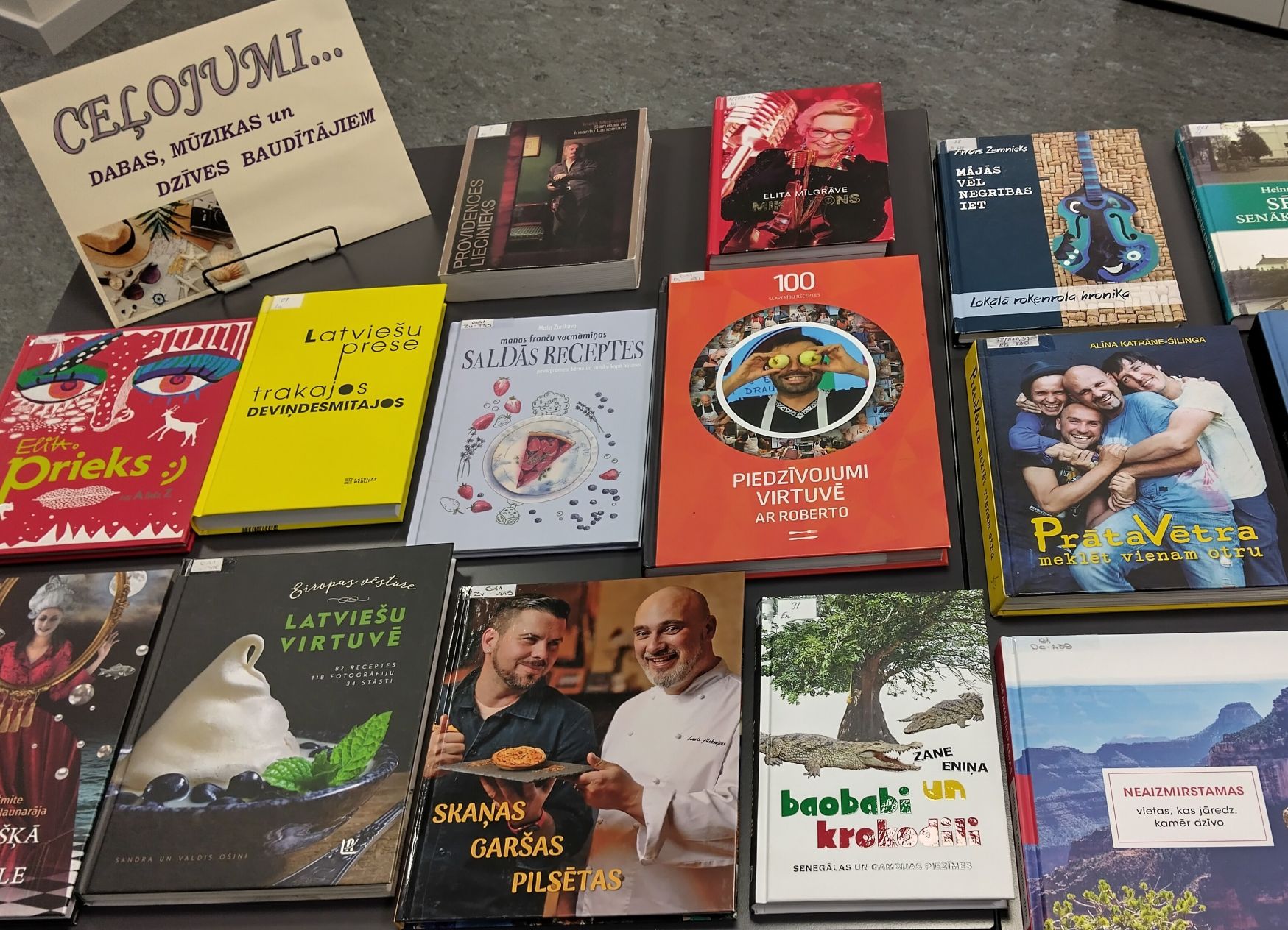Bibliotēkas grāmatu izstāde "Ceļojumi dabas, mūzikas un dzīves baudītājiem". Tajā izstādītas grāmatas par ceļošanu, kulināriju, mūziku, dabu, kultūru un iedvesmojošiem dzīvesstāstiem.