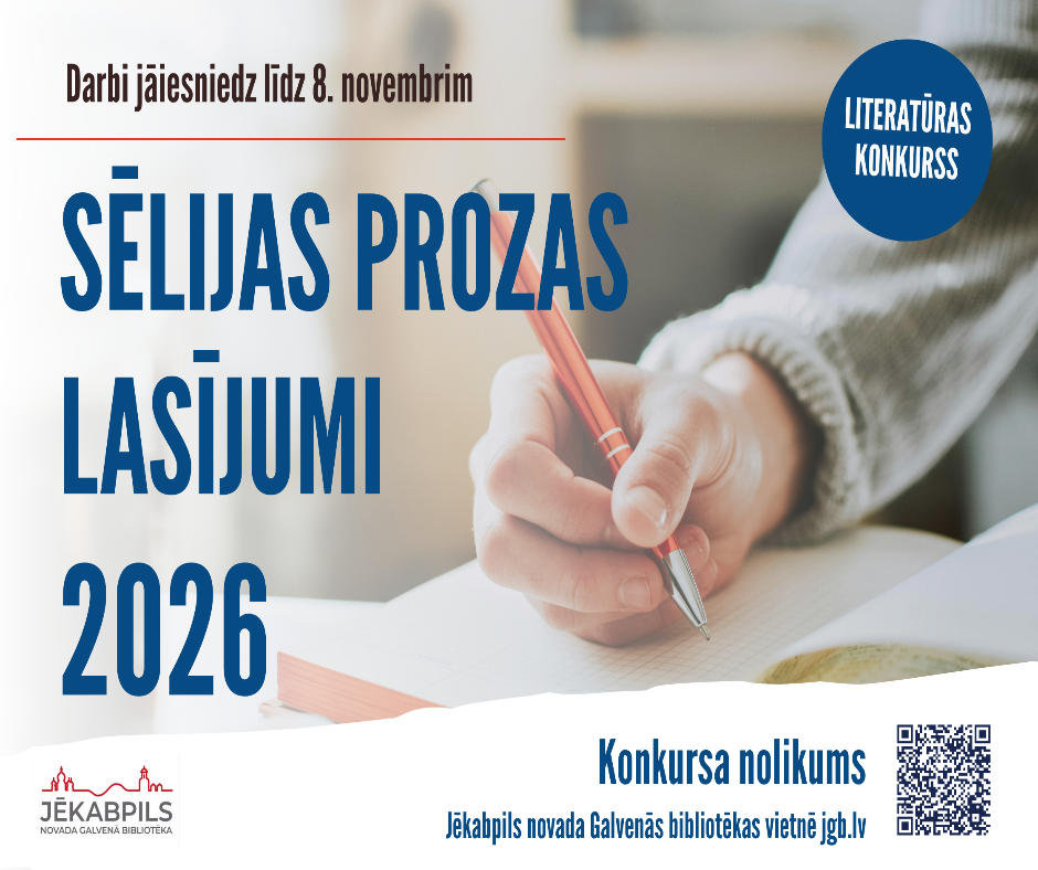 Informatīvā afiša par Sēlijas prozas lasījumu 2026 konkursu. Fonā roka, kura tur pildspalvu virs burtnīcas lapām.